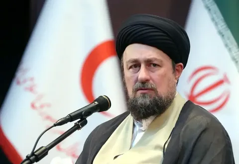 تاکید یادگار امام بر اعتماد کردن به درایت تصمیم‌گیران کشور/ سید حسین خمینی: کاسه داغ‌تر از آش نباشیم