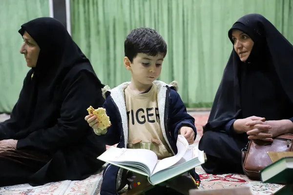 مراسم جزء خوانی قران کریم و برپایی سفره افطاری در ماه مبارک رمضان در مساجد و حسینیه های شهر کرمانشاه