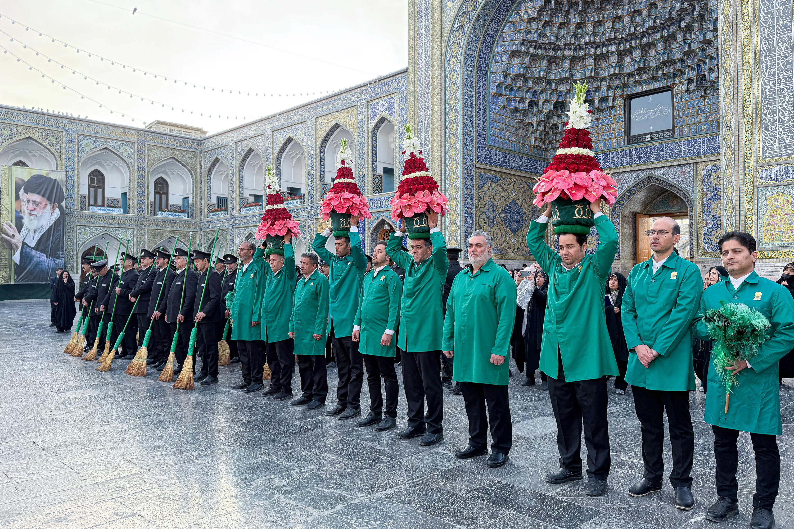 آیین تعویض شیفت خدام حرم مطهر امام رضا(ع) + گزارش تصویری