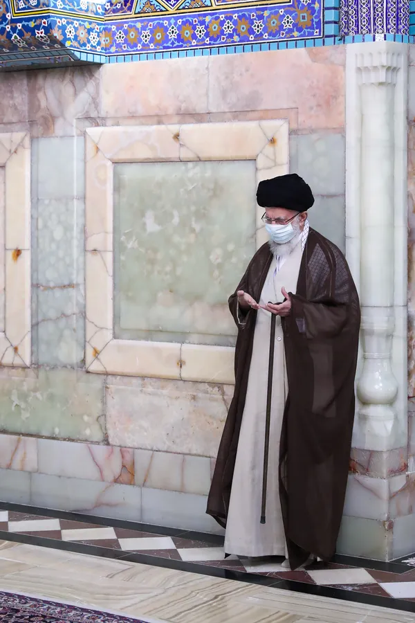 تصاویری از رهبر شهید انقلاب در مراسم غبارروبی حرم مطهر رضوی
