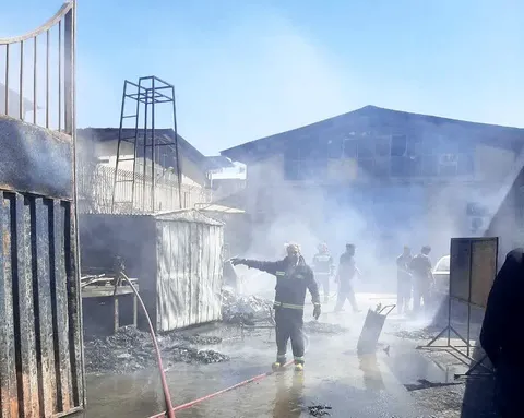 حریق در کارخانه کاغذسازی شهرک صنعتی فرامان کنترل شد