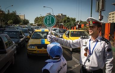 گره کور سرویس مدارس در قزوین؛ وقتی ترافیک و سرگردانیِ والدین، قفلِ خیابانها را محکمتر میکند گره کور سرویس مدارس در قزوین؛ وقتی ترافیک و سرگردانیِ والدین، قفلِ خیابانها را محکمتر میکند