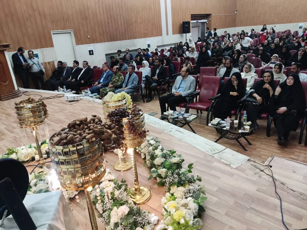 در مراسم «جشن وصال» شهرستان میانه، از زوجهای جوان، خانوادههای موفق در حوزه فرزندآوری و فعالان حوزه ازدواج تجلیل شد. در مراسم «جشن وصال» شهرستان میانه، از زوجهای جوان، خانوادههای موفق در حوزه فرزندآوری و فعالان حوزه ازدواج تجلیل شد.