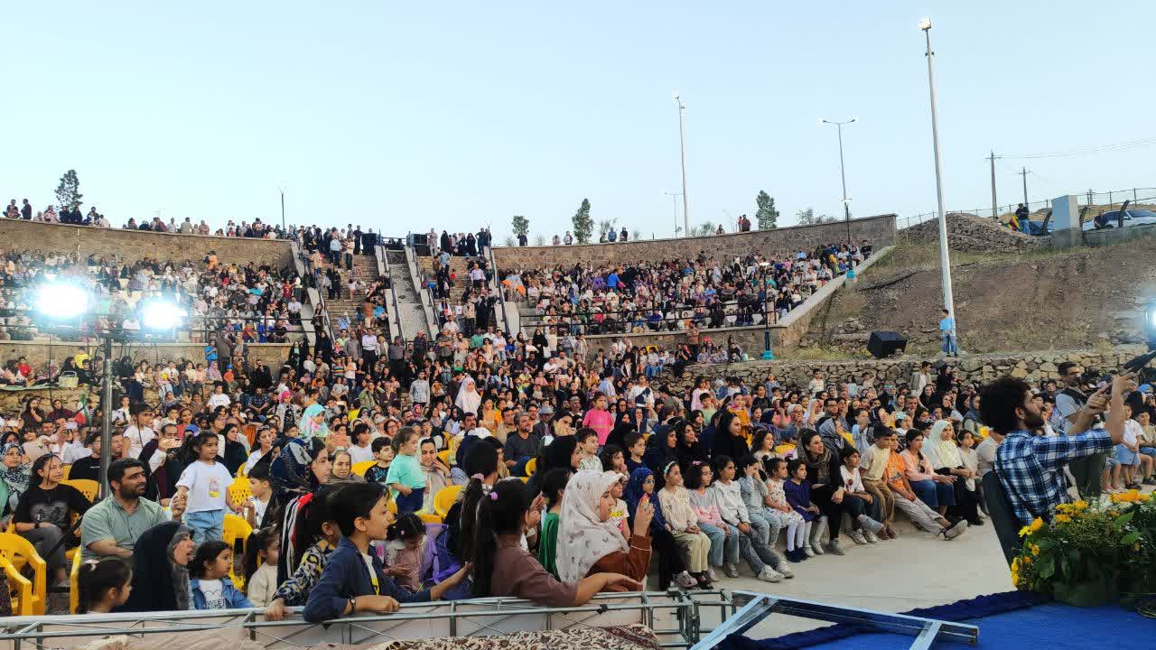 شادی کودکان با جشنواره بادبادک ها وطعم غذا با جشنواره قیمه نثار در هفته فرهنگی قزوین