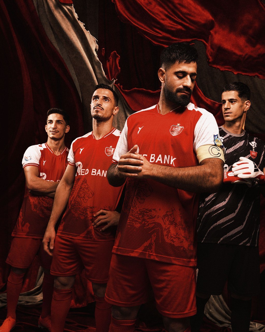 رونمایی رسمی از پیراهن جدید پرسپولیس؛ شیر و خلیج فارس روی تن سرخ‌ها + فیلم