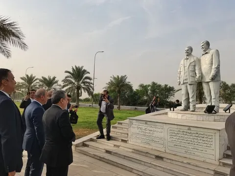 ادای احترام عراقچی به شهیدان سردار سلیمانی و ابومهدی المهندس