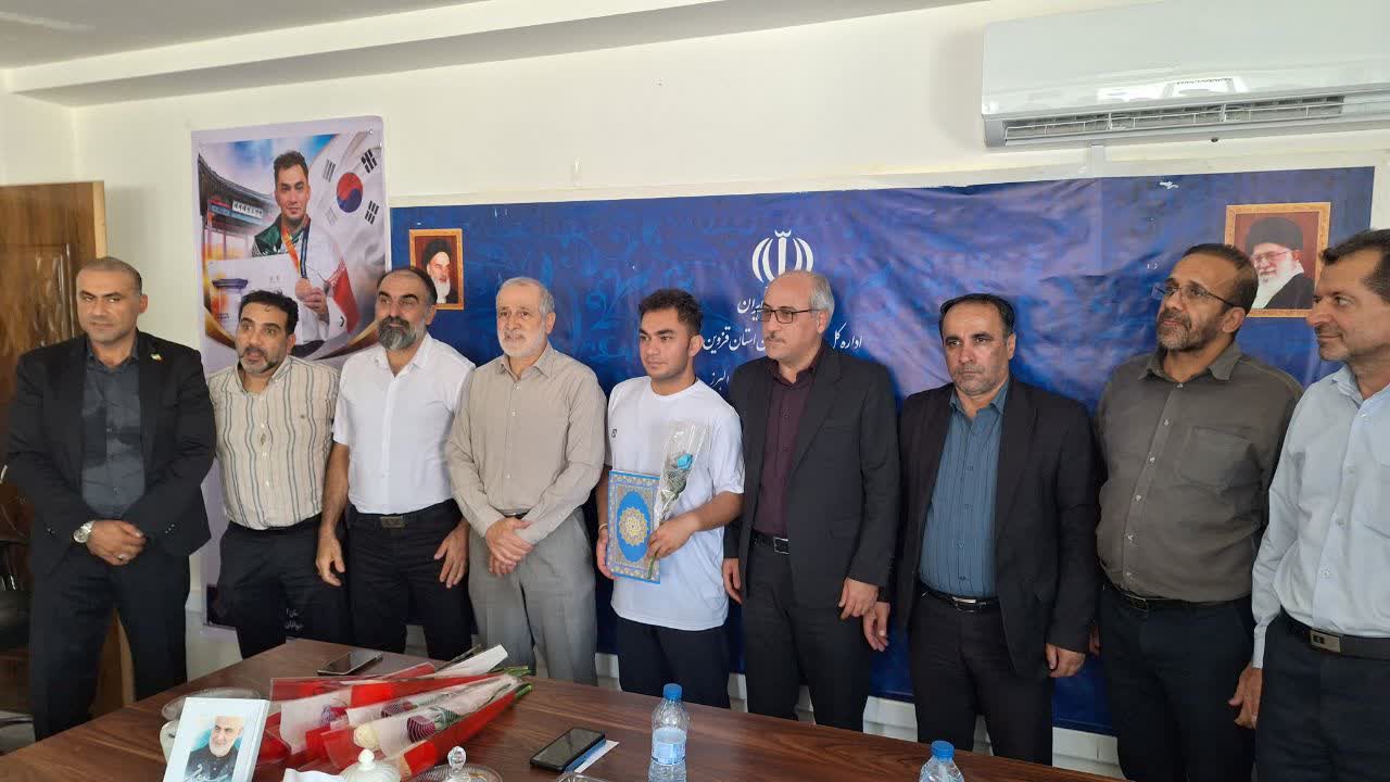 خبرنگاران ورزشی در اداره ورزش و جوانان شهر محمدیه تجلیل شدند خبرنگاران ورزشی در اداره ورزش و جوانان شهر محمدیه تجلیل شدند