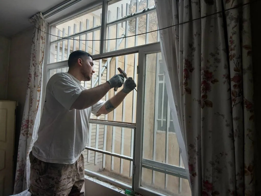  آغاز عملیات بازسازی شیشه ساختمان‌های آسیب دیده در منطقه ۸ 