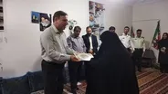 استاندار بوشهر با خانواده شهید اخلاقی در جم دیدار کرد
