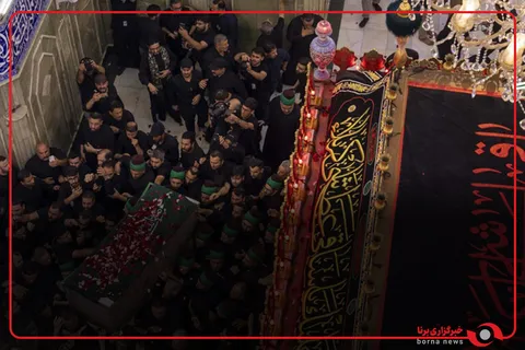 نمایی متفاوت از طواف پیکر رهبر شهید انقلاب اسلامی بر گرد ضریح مطهر حضرت اباالفضل العباس علیه‌السلام