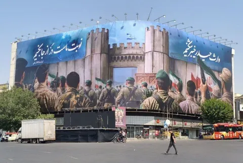 شعار «ایران، ذوالفقار علی» بر دیوارنگاره انقلاب نقش بست