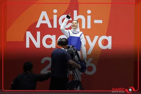 دور افتخار ساغر مرادی با پرچم ایران پس از کسب نشان طلا