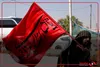 پرچم سرخ انتقام، روی دستان عزاداران اربعین به سمت کربلا در حرکت است