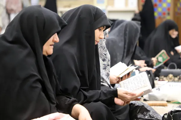 مراسم جزء خوانی قران کریم و برپایی سفره افطاری در ماه مبارک رمضان در مساجد و حسینیه های شهر کرمانشاه