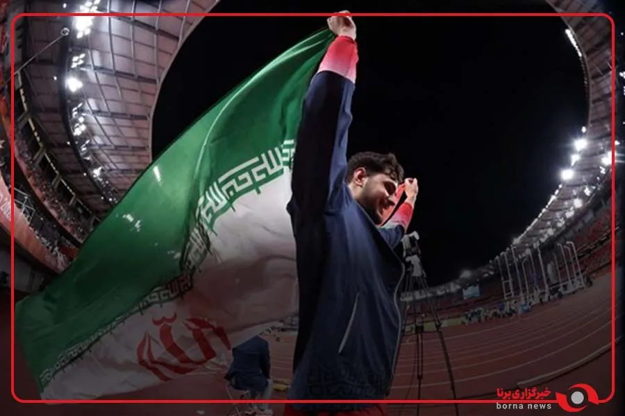 لحظه اهدای مدال برنز صادق صمیمی نفر سوم پرتاب دیسک بازی‌های آسیایی