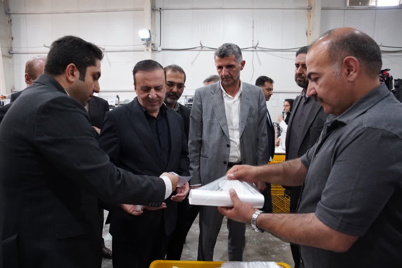 بازدید استاندار قزوین از واحد تولیدی «الکا پلاستیک» در شهرک صنعتی کاسپین