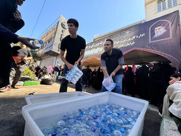 غرفه ایران یاران جوان در حاشیه تشییع رهبر شهید انقلاب در مشهد