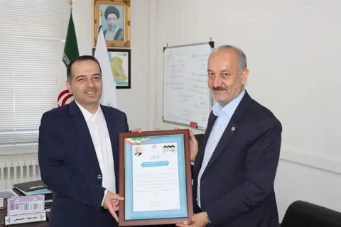 همکاری سازندهٔ بهزیستی و سازمان مدیریت برنامه‌ریزی /  اهدای لوح تقدیر به رئیس سازمان مدیریت و برنامه ریزی