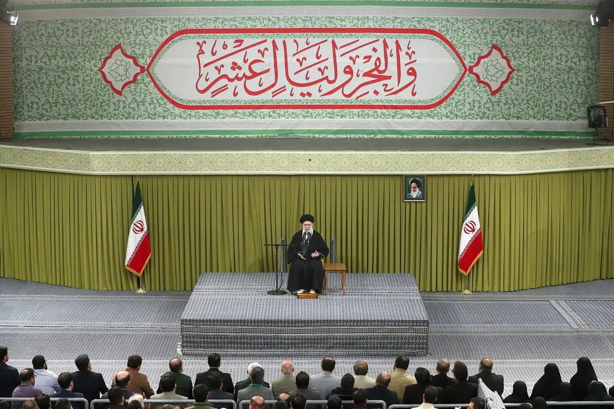 مقام معظم رهبری : اگر جنگی راه بیندازند این بار جنگ منطقه‌ای خواهد بود / ملت ایران در مقابل کسی که حمله و اذیت کند، مشت محکمی به او خواهد زد