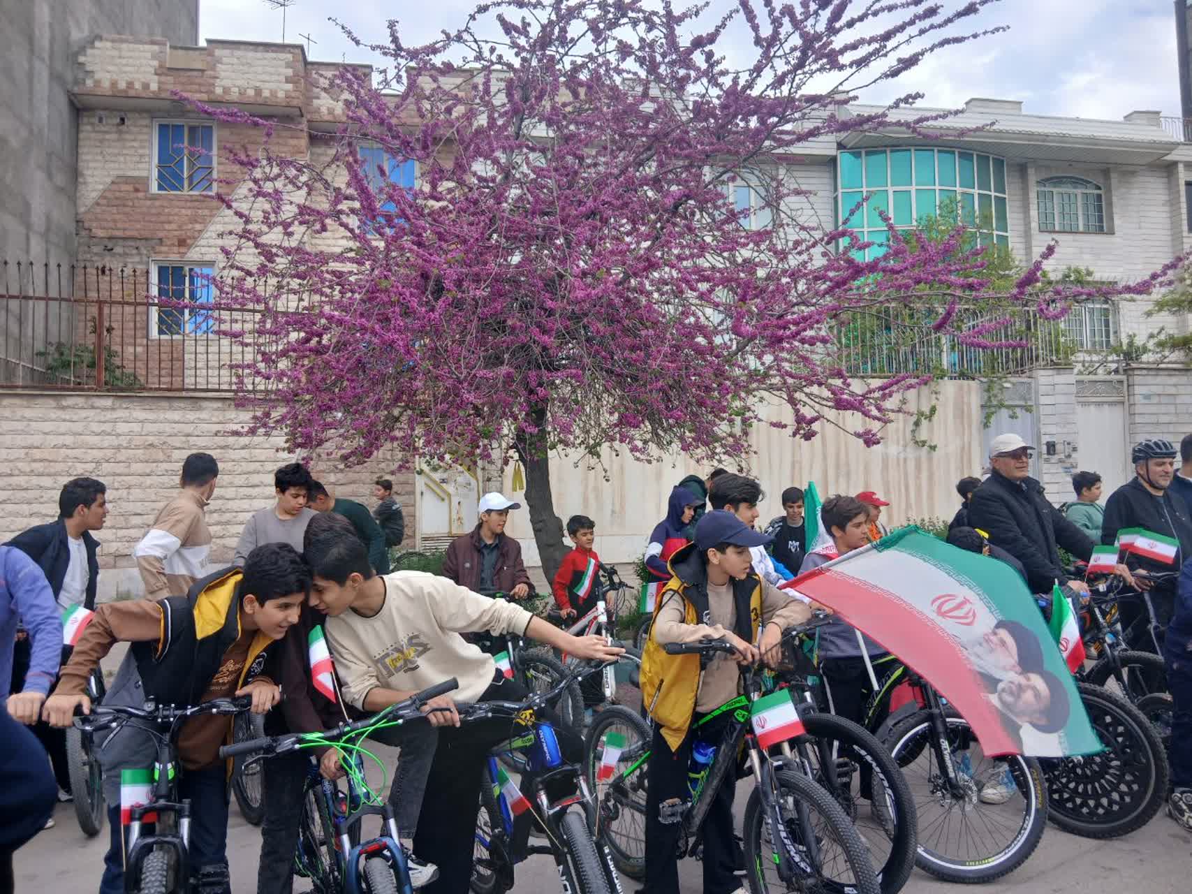 دانش آموزان و دوچرخه سواران قزوینی در رکاب ولایت و رهبری