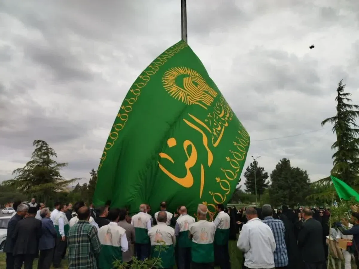 پرچم متبرک رضوی در آسمان شهرهای نهاوند، فیروزان، ملایر، رزن و درگزین به اهتزاز درآمد