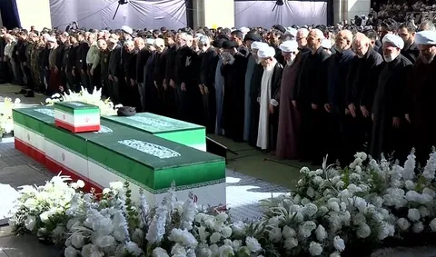 نماز بر پیکرهای مطهر رهبر شهید و خانواده ایشان به امامت آیت‌الله سبحانی برگزار شد