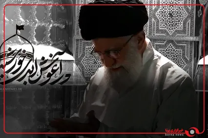 عزاداری مردم در سوگ رهبری مقابل رواق دارالذکر حرم امام رضا(ع)