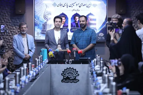 «سرو سیمین پارسی‌جان» به محمد معتمدی و دو فعال زبان فارسی رسید