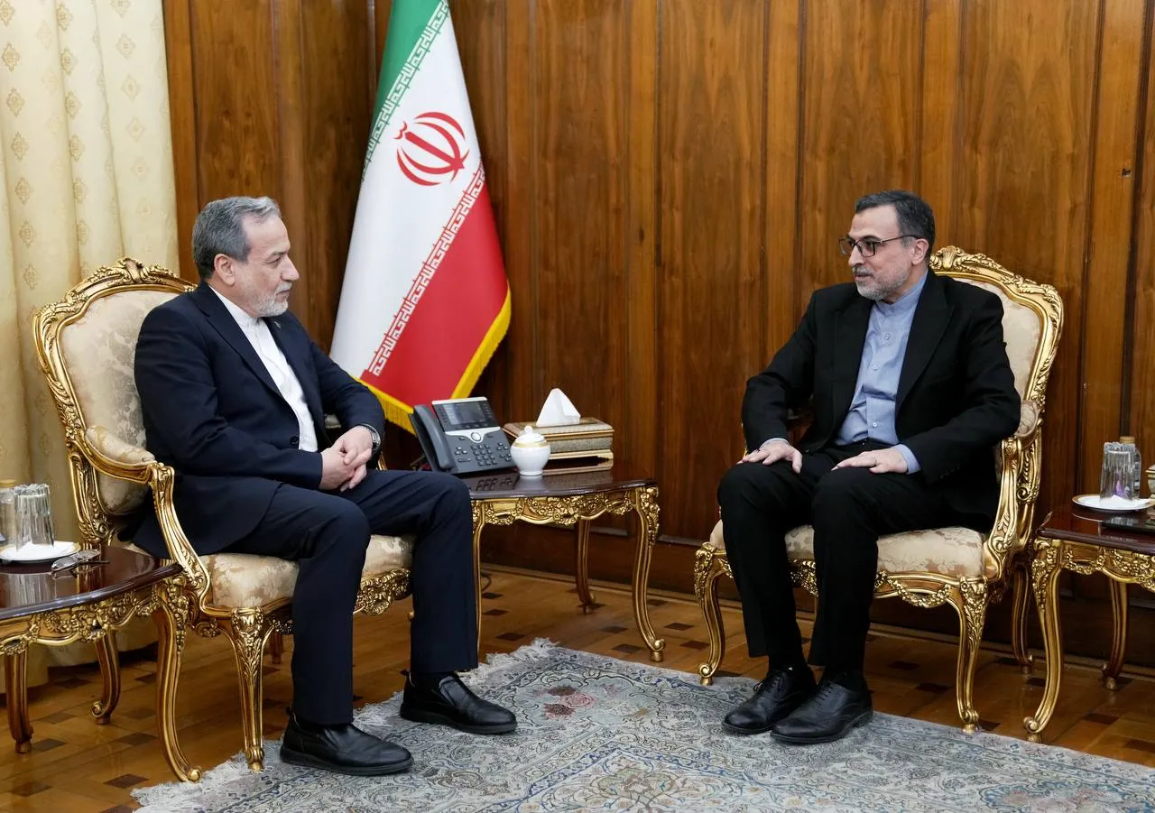 دیدار سفیر و نماینده دائم جمهوری اسلامی ایران نزد سازمان همکاری اسلامی با عراقچی