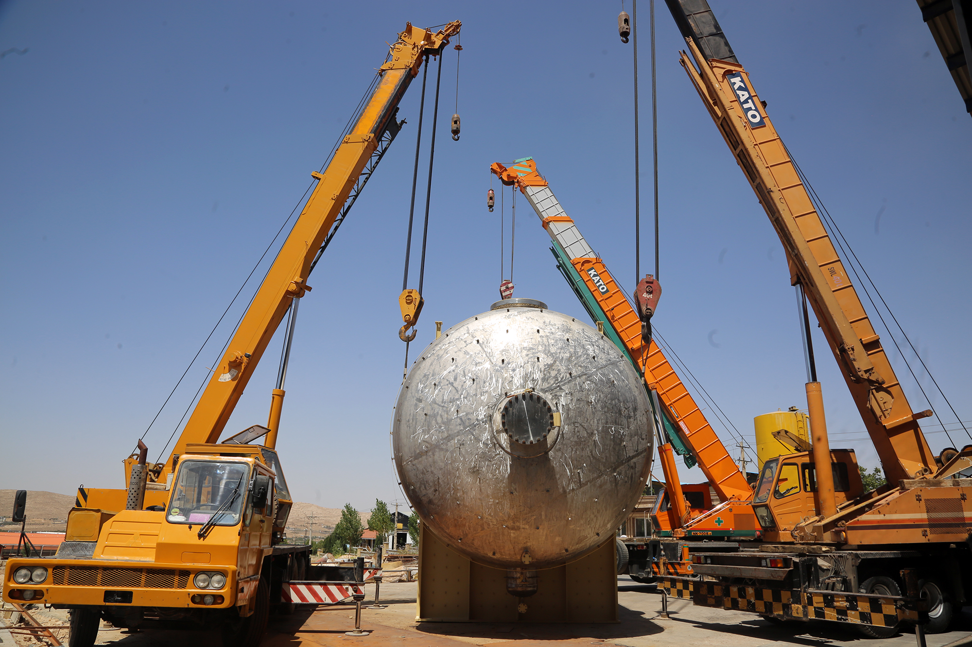 بارگیری نخستین تجهیز فوقسنگین بالای ۱۰۰ تن یک مجموعه اقتصادی برای صنعت نفت کشور بارگیری نخستین تجهیز فوقسنگین بالای ۱۰۰ تن یک مجموعه اقتصادی برای صنعت نفت کشور