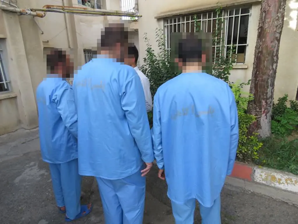 اعضای باند سرقت منزل با ماسک دستگیر شدند