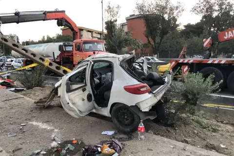 پژو ۲۰۷ به تیر برق کوبید/ پرتاب زن جوان و دخترش به بیرون از خودرو