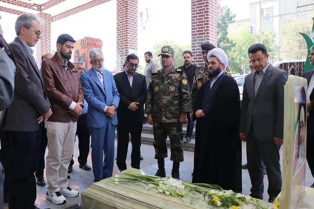 ادای احترام رئیس فرهنگستان زبان و ادب فارسی به مقام شامخ شهدا و مفاخر ادبی و هنری تبریز