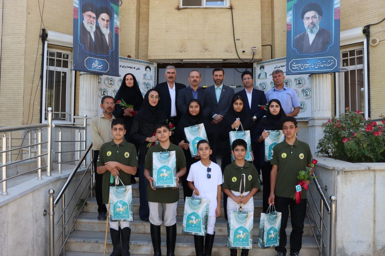 قهرمانان چوگان اصفهان به یاد شهدای دانشآموز میناب تجلیل شدند قهرمانان چوگان اصفهان به یاد شهدای دانشآموز میناب تجلیل شدند