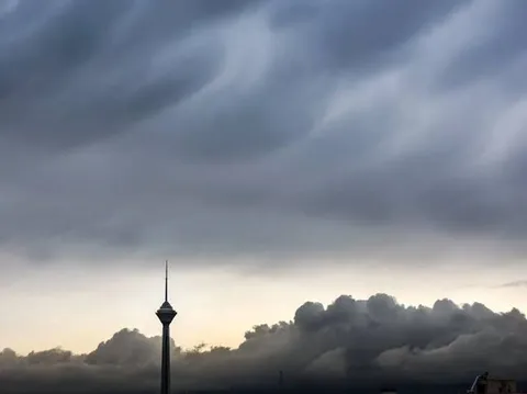 آسمان تهران نیمه ابری همراه با وزش باد