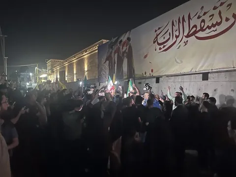تجمع لبنانی‌ها مقابل سفارت کشورمان در بیروت