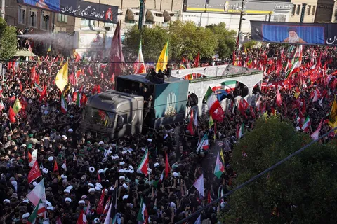 پیکر مطهر رهبر شهید به حرم رضوی رسید/ اقامه نماز فرزند ارشد رهبر شهید بر پیکر مطهر ایشان