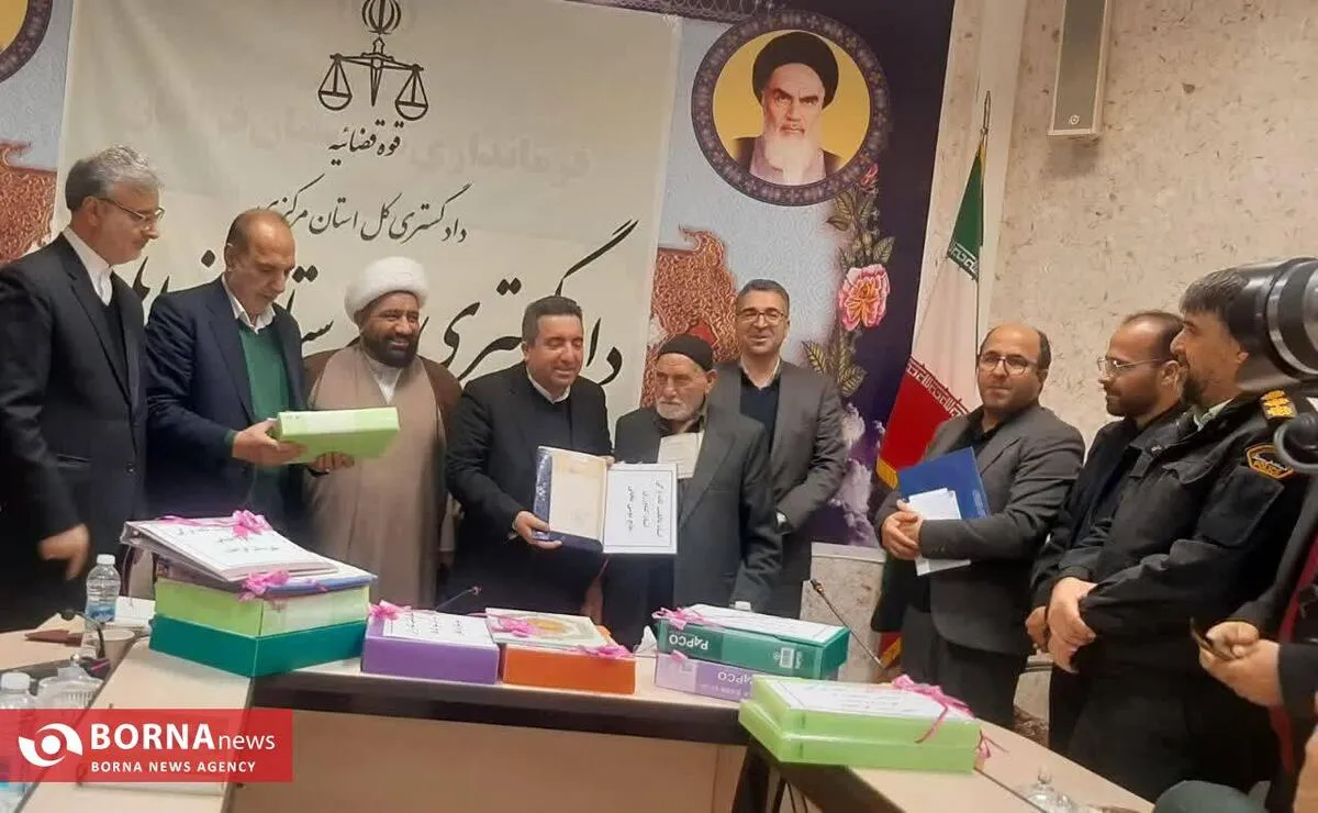 اهدای نمادین ۷۵۰ سند مالکیت در شهرستان فراهان