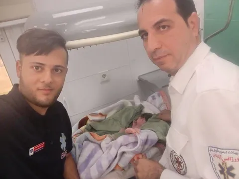تولد نوزاد عجول آبادانی در آمبولانس