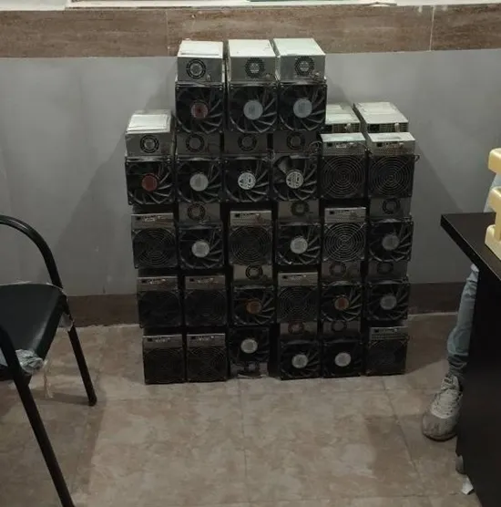 کشف ۲۷ ماینر دیگر در سوسنگرد؛ برق بیش از ۳۰۰ خانوار در یک سوله صنعتی بلعیده شد + فیلم
