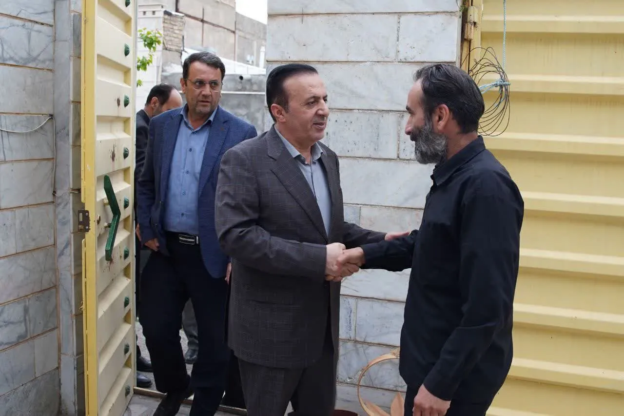 دیدار استاندار قزوین با خانواده شهیده کودک در روستای نجف‌ آباد