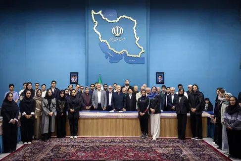 پزشکیان: نخبه‌بودن کافی نیست؛ همت بلند و پشتکار لازمه رسیدن به قله موفقیت است/ تأکید بر حمایت از نخبگان، اشتغال قهرمانان ملی و رفع موانع پیشرفت استعدادها