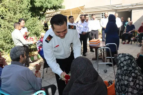 آتش‌نشانان کرج میهمان آسایشگاه سالمندان شدند