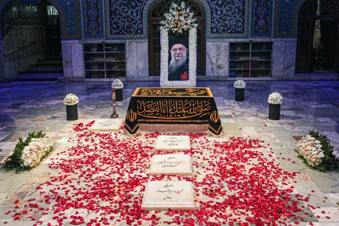 مزار مطهر رهبر شهید انقلاب اسلامی در حرم مطهر امام رضا(ع) + گزارش تصویری
