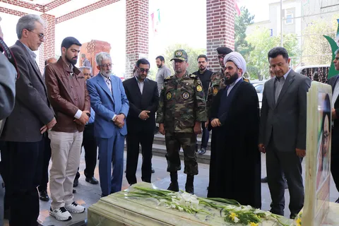 ادای احترام رئیس فرهنگستان زبان و ادب فارسی به مقام شامخ شهدا و مفاخر ادبی و هنری تبریز