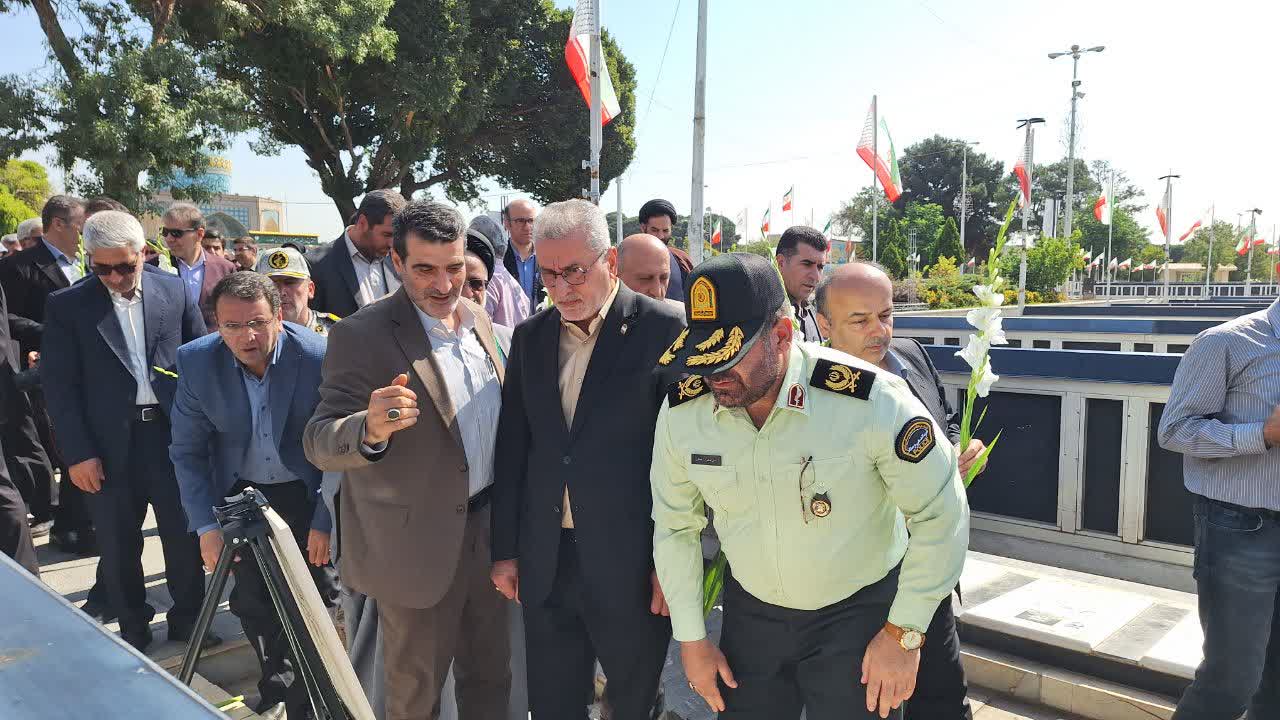 هفته دولت در قزوین با ادای احترام به شهدای انقلاب و دفاع مقدس آغاز شد/ تک صدایی نداریم مدیریت با خرد جمعی است