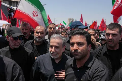 حضور سیدعباس عراقچی در مراسم تشییع رهبر شهید انقلاب