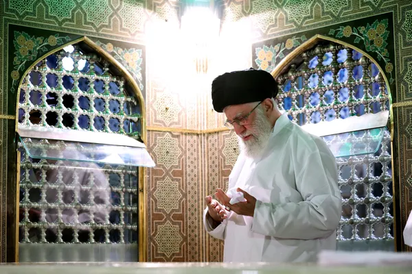 تصاویری از رهبر شهید انقلاب در مراسم غبارروبی حرم مطهر رضوی
