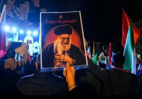 کاروان ۵۰ اتوبوسی بجنورد به‌سوی مشهد /۲ هزار زائر در وداع با رهبر شهید