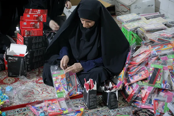  اهدای لوازم&zwnj;التحریر و کفش به دانش&zwnj;آموزان احسان&zwnj;پذیر 